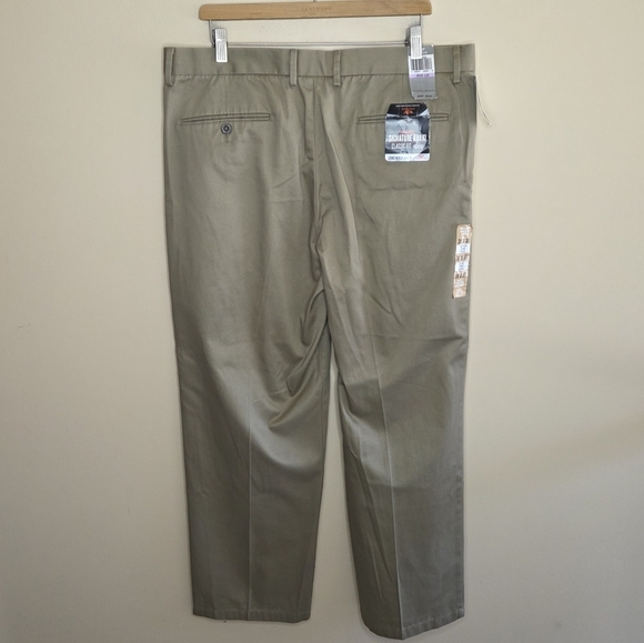 NWT Dockers | Tan Classic Fit Signature Khaki Pleated Pants Size 38 - Picture 6 of 6